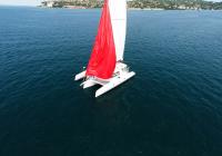 trimaran luftfoto hejsning rød gennaker sejl yacht